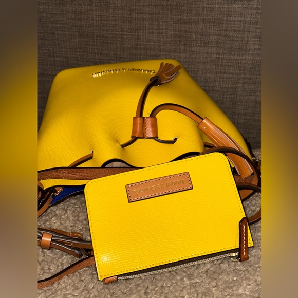 NWOT 💛 Dooney & Bourke Bucket Bag with DB Dustbag - Picture 6 of 10